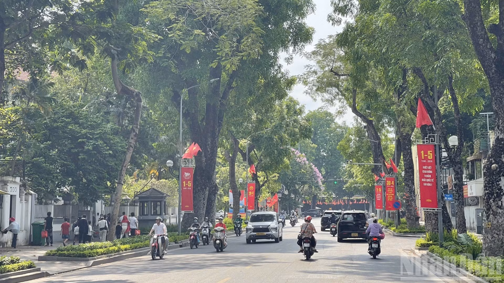 Đường phố được trang hoàng băng-rôn, cờ hoa cho ngày lễ lớn của dân tộc.