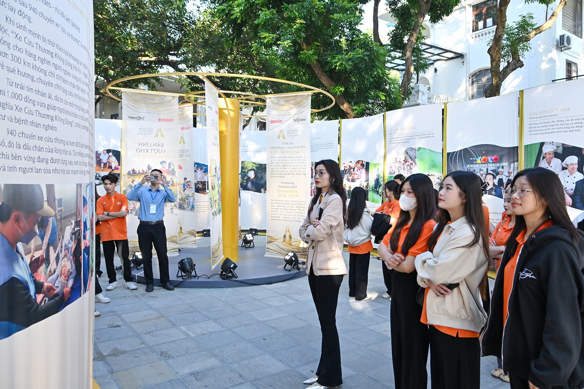 តាមរយៈកន្លែងតាំងពិព័រណ៌រូបភាព ដែលភ្ជាប់ដោយផ្ទាល់ទៅផ្លូវដើរនៅបឹង Hoan Kiem ការតាំងពិពណ៌មានគោលបំណងផ្សព្វផ្សាយការបំផុសគំនិតសម្រាប់សកម្មភាព លើកទឹកចិត្តប្រជាជនគ្រប់រូបឱ្យរួមដៃគ្នាបង្កើតវៀតណាមប្រកបដោយមនុស្សធម៌ និងនិរន្តរភាព។ kg-nu.jpg