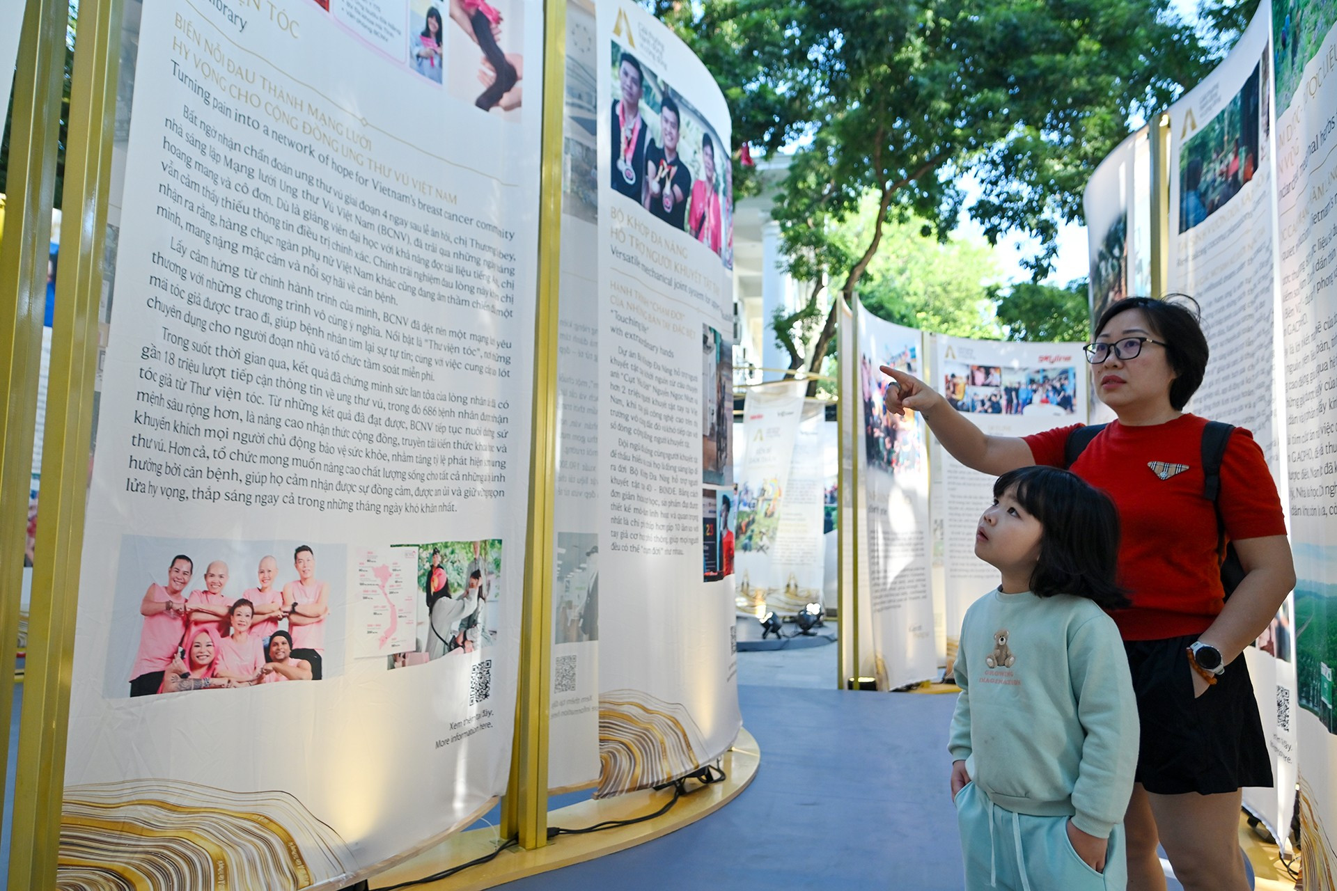 ...ការបម្រើសហគមន៍មិនត្រឹមតែជាឧត្តមគតិដ៏ថ្លៃថ្នូប៉ុណ្ណោះទេ ប៉ុន្តែក៏ជាជម្រើសដ៏ក្លាហានផងដែរ។ មនុស្សដែលតស៊ូរហូតដល់ទីបញ្ចប់នៅលើផ្លូវដែលពួកគេជឿជាក់សមនឹងទទួលបានការផ្សព្វផ្សាយគាំទ្រនិងកិត្តិយស។ ពីទីនោះ តម្លៃមនុស្សប្រកបដោយនិរន្តរភាពត្រូវបានបំភ្លឺ និងពង្រីកពេញសង្គម។ 2-me-con.jpg