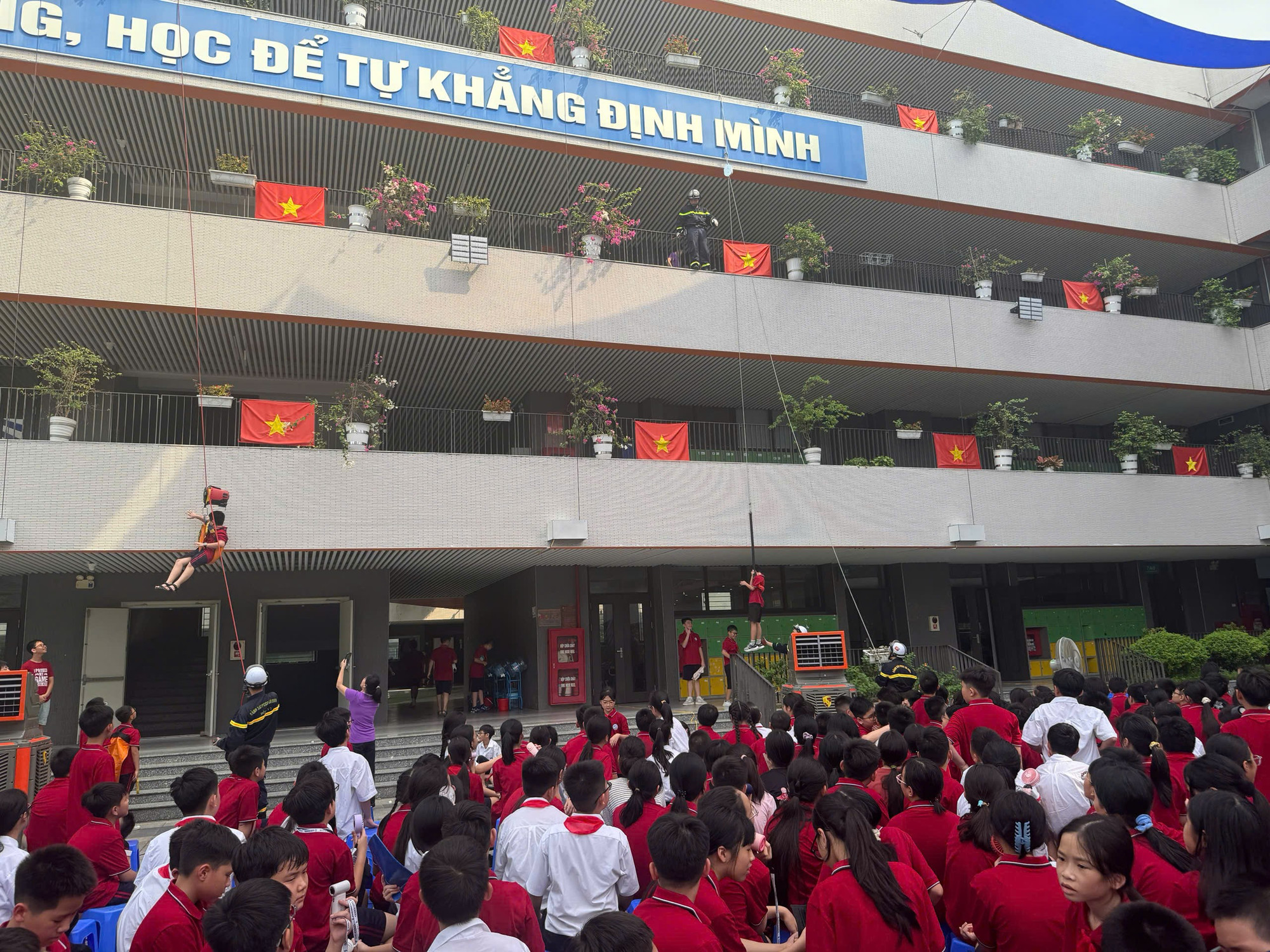 Những tình huống giả định rất cần thiết cho các em học sinh. Công tác chuẩn bị và triển khai được diễn ra chuyên nghiệp, bảo đảm tuyệt đối an toàn cho các em học sinh. cuu-ho-tang-cao-3.jpg
