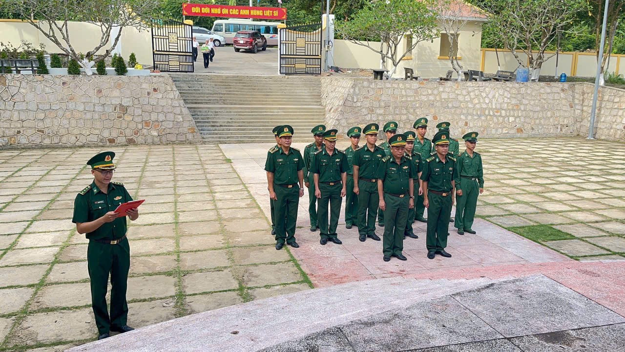 Sáng 27/7, Đồn Biên phòng cửa khẩu cảng An Thới tổ chức Lễ dâng hương, dâng hoa, tham quan, học tập truyền thống tại Khu di tích lịch sử Trại giam tù binh cộng sản Việt Nam/Phú Quốc.