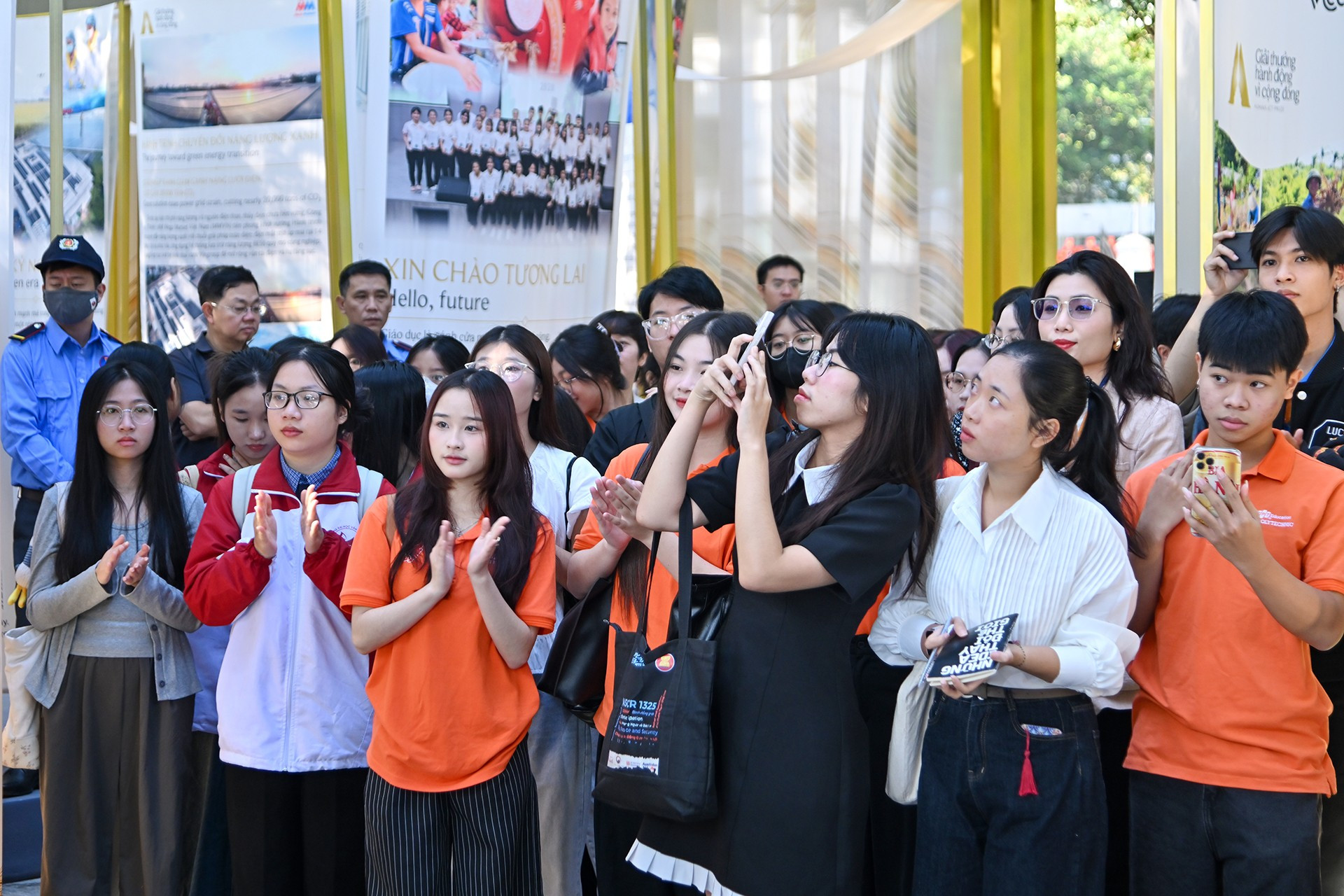 តាំងពីព្រលឹមមក ពិព័រណ៍បានទាក់ទាញយុវជនជាច្រើនមកទស្សនា។ Ngay từ sáng sớm, triển lãm thu hút đông đảo các bạn trẻ đến tham quan.