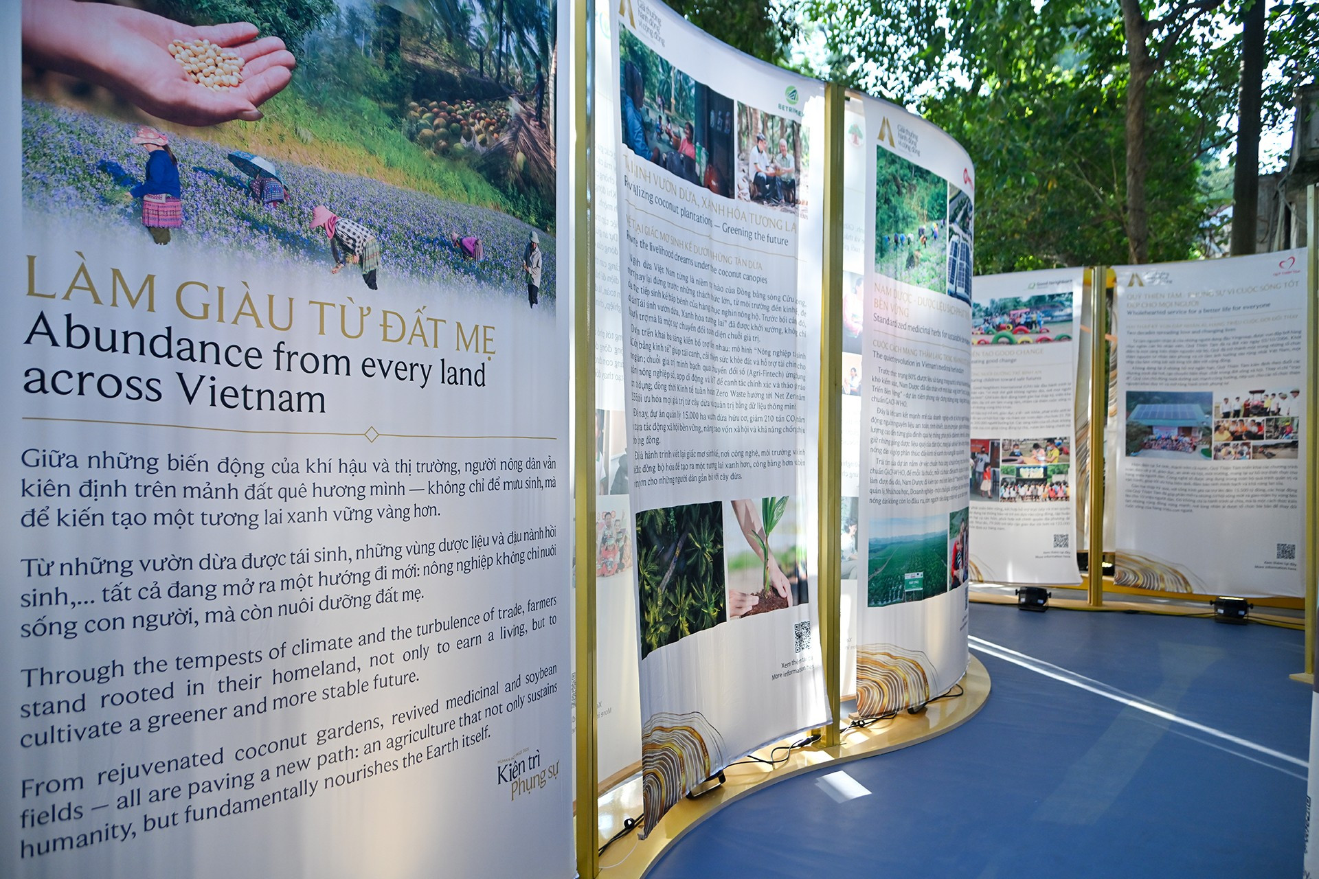 ពិព័រណ៍សកម្មភាពសហគមន៍ឆ្នាំ 2025 បង្ហាញពីគម្រោង និងគំនិតផ្តួចផ្តើមឆ្នើមចំនួន 27 ដែលបានធ្វើឱ្យវាឈានដល់ជុំចុងក្រោយ។ គម្រោងនីមួយៗគឺជារឿងនៃការតស៊ូ ភាពអត់ធ្មត់ និងឆន្ទៈក្នុងការបម្រើមនុស្សជាតិ ដែលបង្ហាញពីការខិតខំប្រឹងប្រែងក្នុងវិស័យអប់រំ សុខភាព បរិស្ថាន វប្បធម៌ ការផ្លាស់ប្តូរបៃតង និងសមភាពសង្គម។ paner-rong.jpg