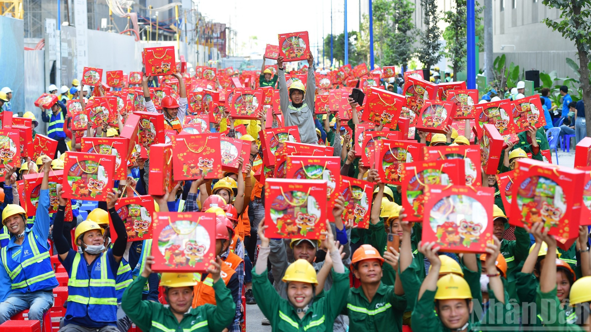 Không khí rộn ràng đã lan tỏa khắp công trường Dự án Khu cao tầng Sycamore lô B9, B10 ,phường Bình Dương, Thành phố Hồ Chí Minh.