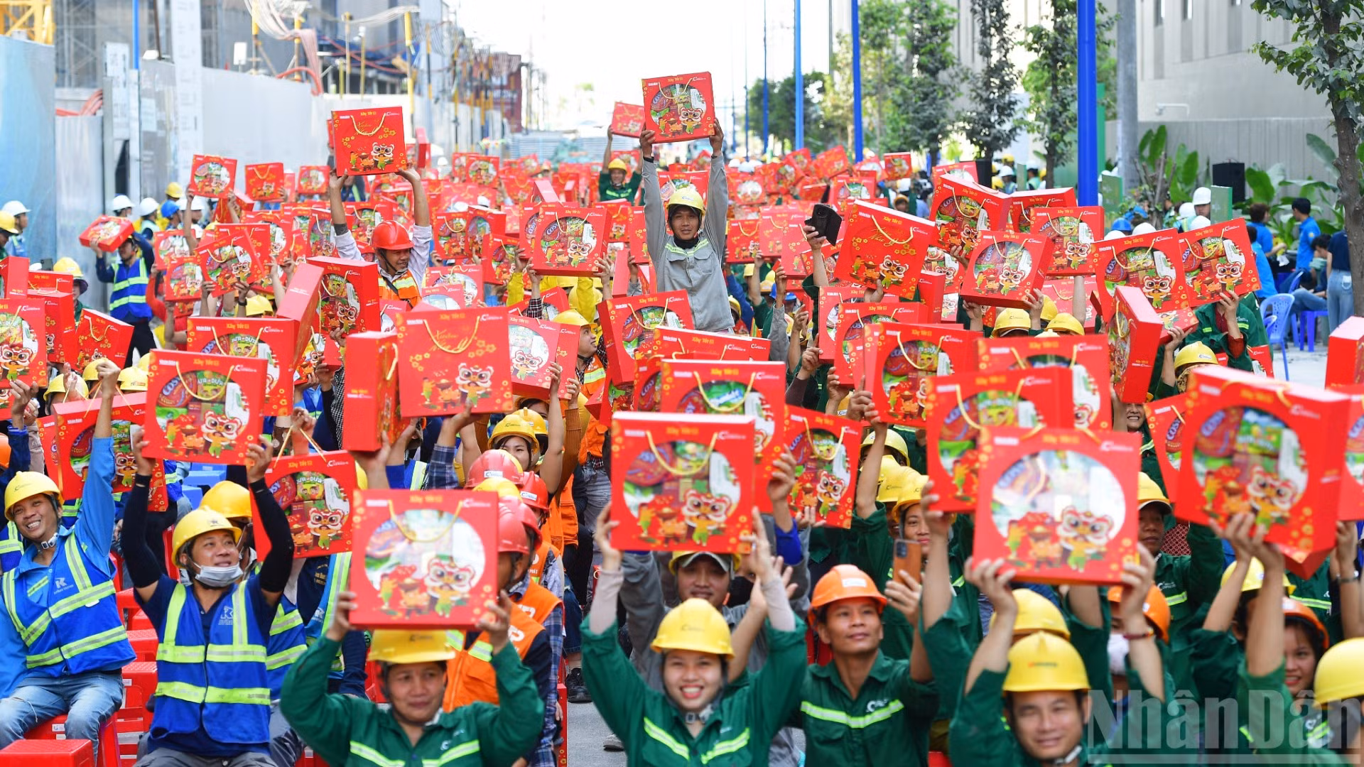 Không khí rộn ràng đã lan tỏa khắp công trường Dự án Khu cao tầng Sycamore lô B9, B10 ,phường Bình Dương, Thành phố Hồ Chí Minh.