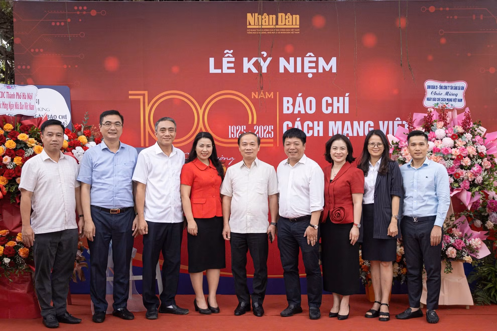 Báo Nhân Dân đón nhận những tình cảm tốt đẹp của các cơ quan, đơn vị nhân kỷ niệm 100 năm Ngày Báo chí Cách mạng Việt Nam. (Ảnh: SƠN TÙNG)