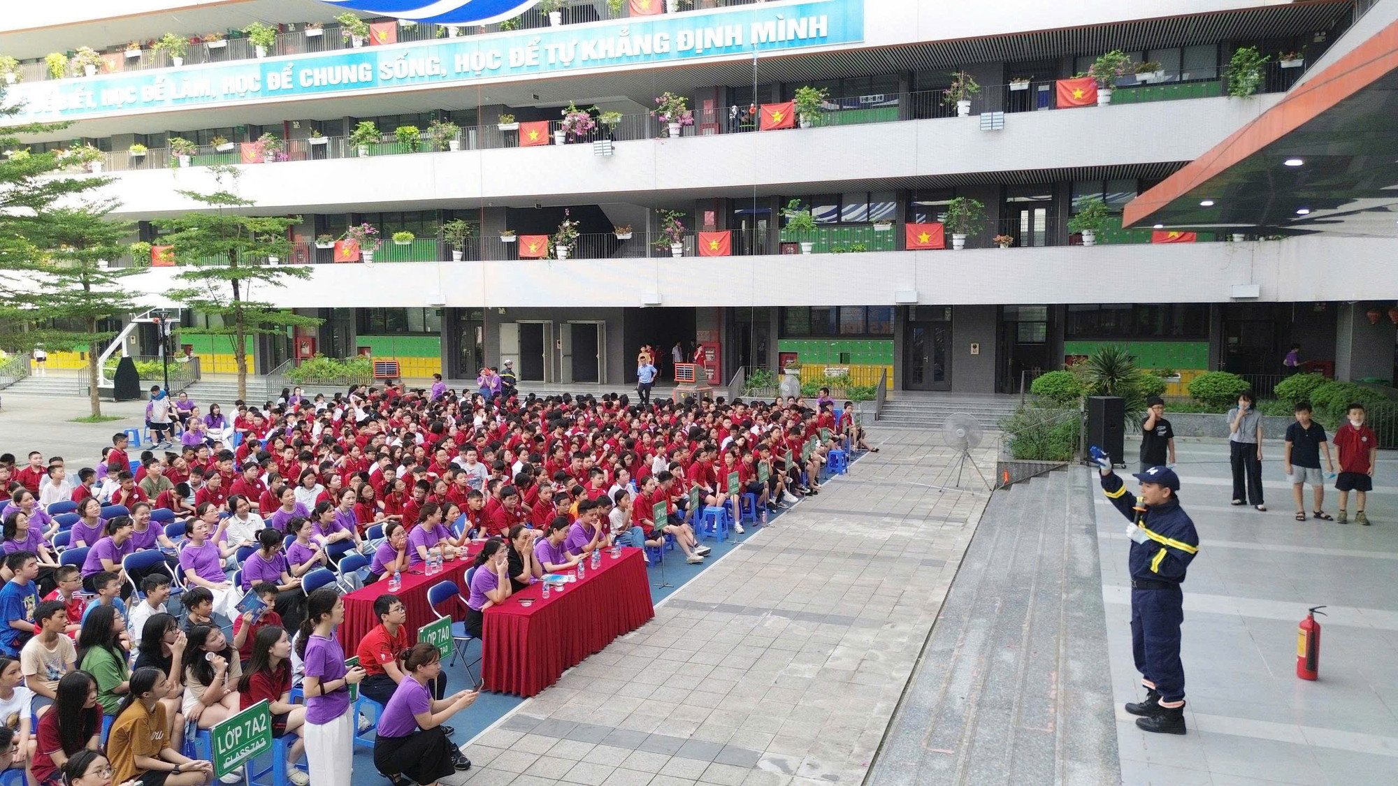 Kiến thức, kỹ năng về phòng cháy, chữa cháy và cứu nạn, cứu hộ rất cần thiết cho các em học sinh. Buổi tập huyến, tuyên truyền thu hút được sự quan tâm của cả học sinh và giáo viên nhà trường. anh-huong-dan-chay-1.jpg