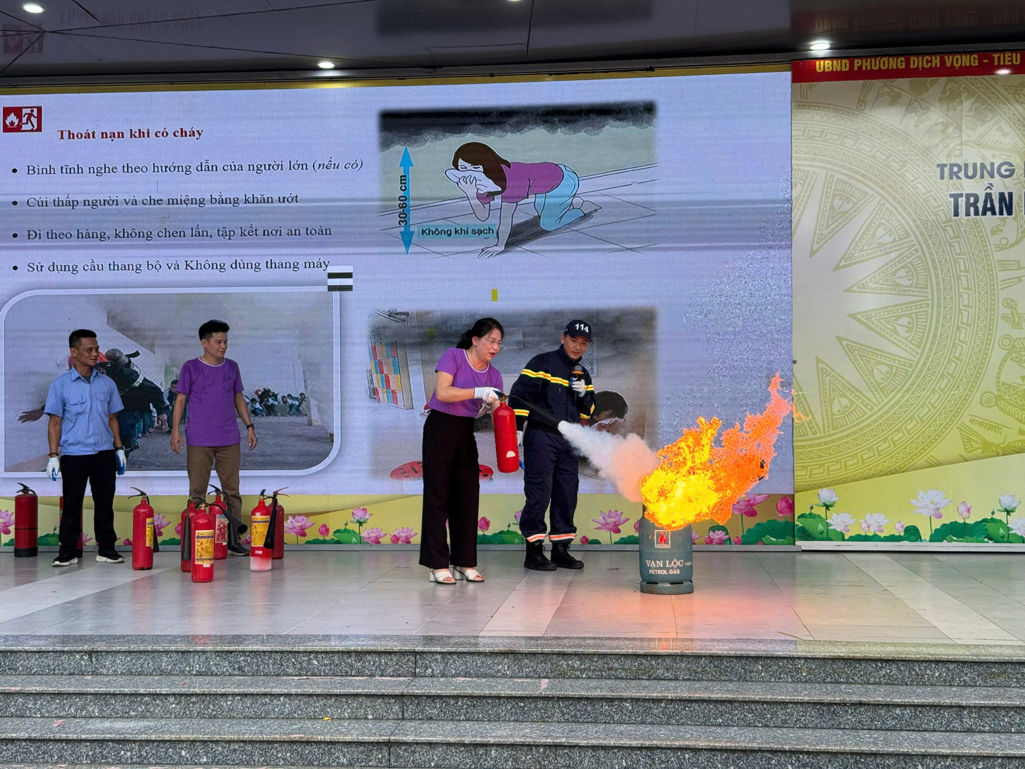 Giáo viên và học sinh nhà trường thực hành sử dụng các loại bình cứu hỏa phù hợp khống chế các điểm cháy, đám cháy nhỏ. gv-cuu-hoa.jpg