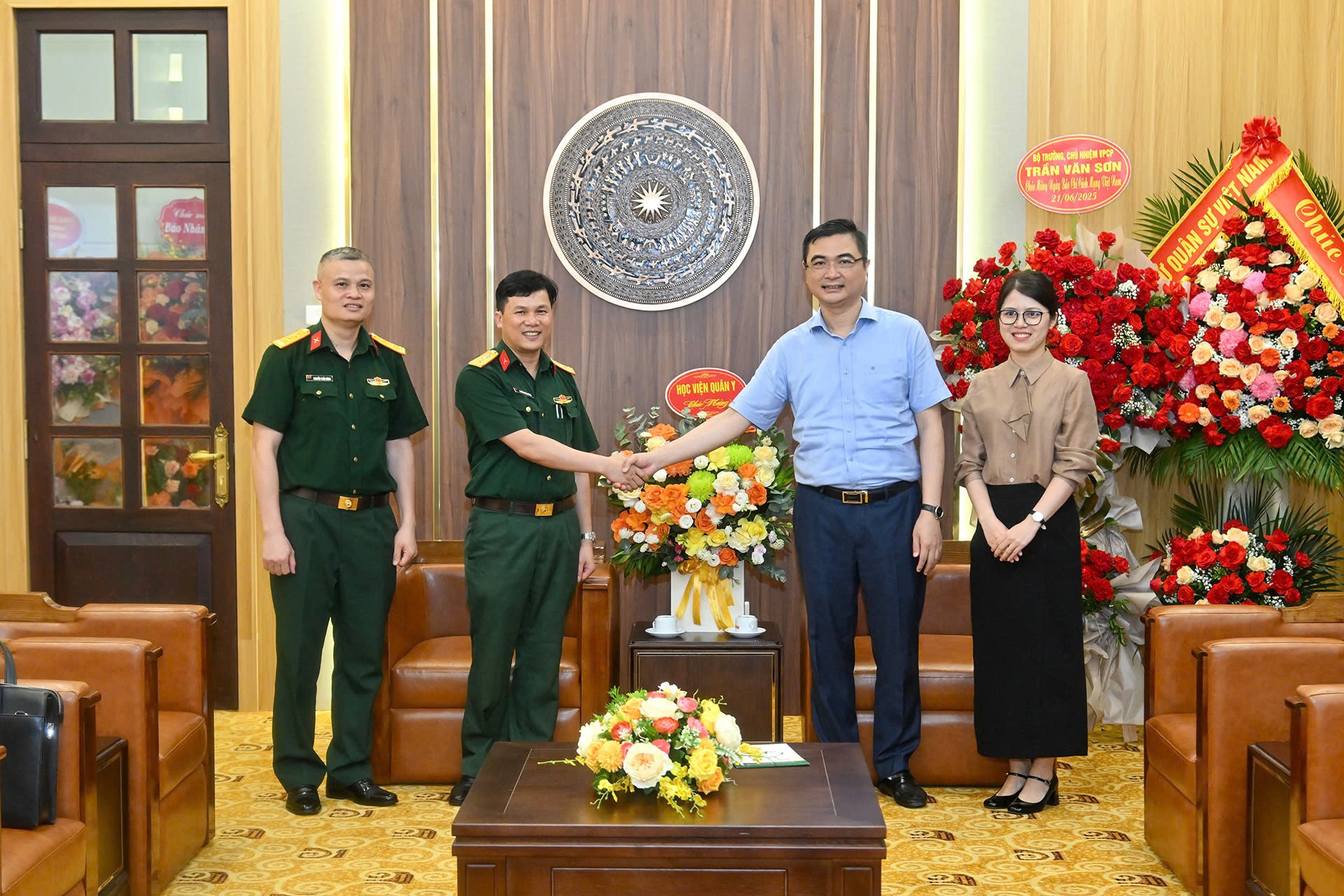 国防省軍事医学アカデミーの代表者は、ベトナム革命報道デー100周年を記念して、ニャンダン新聞社に祝意を表し、アカデミーのあらゆる活動と発展に寄り添ってきたニャンダン新聞社に心から感謝の意を表した。(写真:トゥイ・グエン) hoc-vien-quan-y.jpg