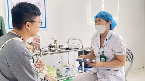 Nhiều người dân tới khám chữa bệnh tại trạm y tế cấp xã vì thuận tiện, gần nhà.