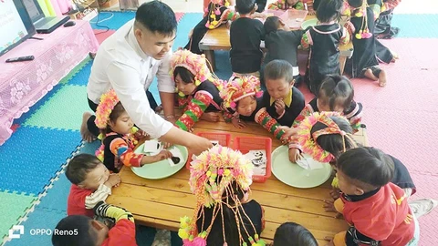 Thầy Lường Văn Độ hằng ngày chăm sóc trẻ, mỗi cuối tuần vượt gần 100 km đường rừng để học nâng chuẩn.