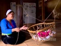 Người mẹ Mường dịu dàng ru con ngủ bên chiếc nôi tre.