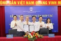 Đại diện Tổng công ty Bưu điện Việt Nam và Trung tâm phục vụ Hành chính công thành phố Hà Nội ký kết thỏa thuận hợp tác.