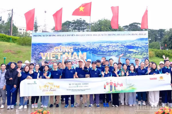 Thông điệp “10 tỷ bước xanh-Vì Việt Nam vững bền” được lan tỏa từ khu vực Lâm Đồng ngàn hoa trong chương trình "Cùng Việt Nam tiến bước" năm 2026. (Ảnh: Mai Văn Bảo)