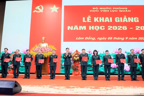 Trung tướng Đỗ Minh Xương, Giám đốc Học viện Lục quân trao quyết định của Bộ Quốc phòng chứng nhận sĩ quan chuyên môn-kỹ thuật-nghiệp vụ. (Ảnh: BẢO VĂN)