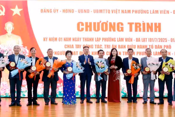 Lãnh đạo phường Lâm Viên-Đà Lạt tri ân các đồng chí bí thư chi bộ, tổ trưởng dân phố và trưởng ban công tác mặt trận của các tổ dân phố tại buổi lễ. 