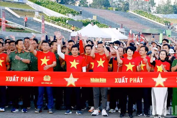 Lãnh đạo tỉnh Lâm Đồng thực hiện nghi thức xuất phát chương trình đi bộ “Cùng Việt Nam tiến bước” do Báo Nhân Dân và Bộ Công an tổ chức năm 2025 trên địa bàn. (Ảnh: Mai Văn Bảo)