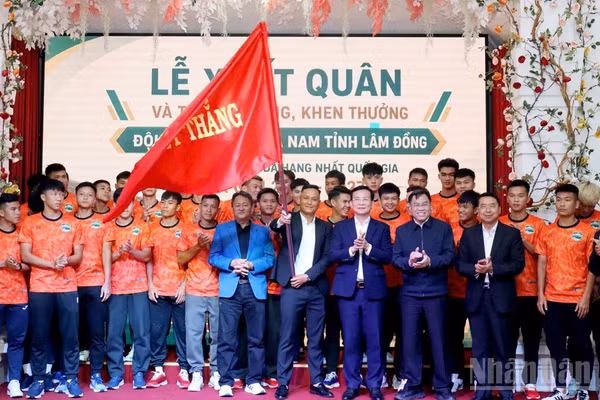 Lãnh đạo tỉnh Lâm Đồng thực hiện nghi thức trao cờ cho đội tuyển bóng đá nam tại Lễ xuất quân. (Ảnh: MAI VĂN BẢO)