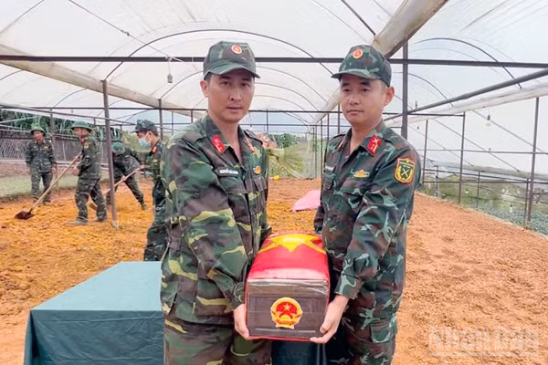Đội K75 thuộc Bộ Chỉ huy Quân sự tỉnh Lâm Đồng đưa hài cốt liệt sĩ được tìm thấy tại phường Xuân Trường-Đà Lạt an táng tại Nghĩa trang liệt sĩ Đà Lạt. (Ảnh: Đam Trọng)