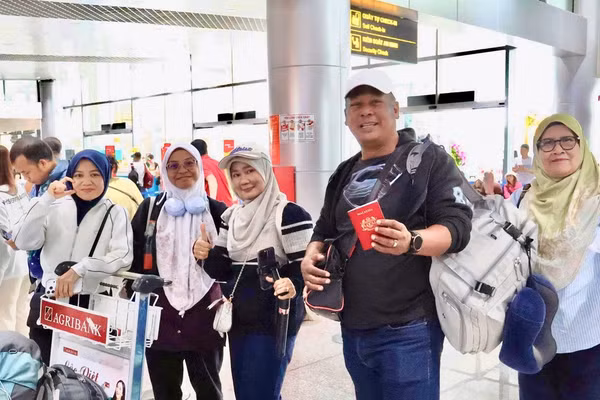 Sáng 2/9, Cảng hàng không quốc tế Liên Khương đón chuyến bay đầu tiên từ Kuala Lumpur (Malaysia) sau khi khai thác trở lại từ ngày 19/8. (Ảnh: CTV)