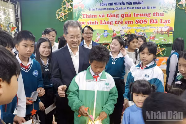 Đồng chí Nguyễn Văn Quảng thăm hỏi, động viên các em đang sinh sống, học tập tại Làng trẻ em SOS Đà Lạt. (Ảnh: BẢO VĂN)