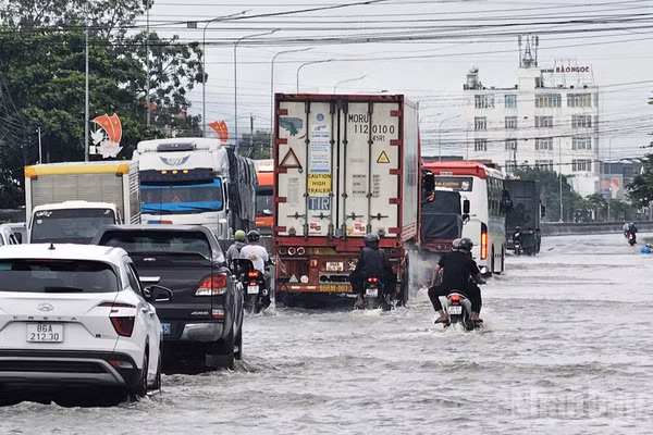 Mưa lớn kéo dài gây ngập cục bộ trên Quốc lộ 1A, đoạn qua địa bàn Lâm Đồng, tháng 9/2026. (Ảnh: BẢO VĂN) 
