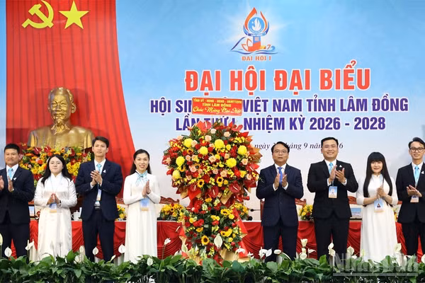 Phó Bí thư Thường trực Tỉnh ủy Lâm Đồng Đặng Hồng Sỹ chúc mừng Đại hội. (Ảnh: BẢO VĂN) 