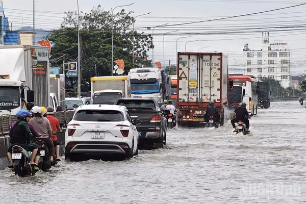 Mưa lớn khiến Quốc lộ 1A, đoạn qua phường Hàm Thắng, tỉnh Lâm Đồng ngập khá sâu. Hình ảnh ghi nhận chiều 24/9. (Ảnh: BẢO VĂN)