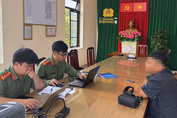 Đơn vị chức năng Công an tỉnh Lâm Đồng làm việc với ông Đ.M.T. (Ảnh: Công an tỉnh Lâm Đồng cung cấp)