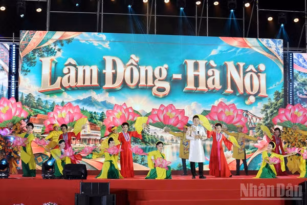 Chương trình nghệ thuật kỷ niệm 50 năm xây dựng và phát triển Vùng kinh tế mới Hà Nội tại Lâm Đồng. (Ảnh: BẢO VĂN)
