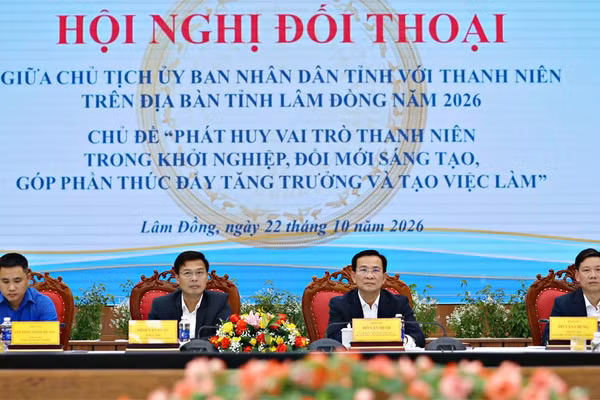 Các đồng chí chủ trì Hội nghị đối thoại giữa lãnh đạo tỉnh Lâm Đồng với thanh niên. (Ảnh: CTV)