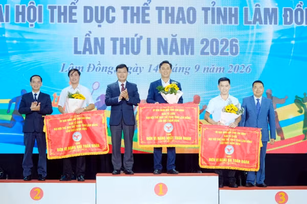 Ban tổ chức vinh danh các đoàn thể thao xếp hạng nhất, nhì, ba toàn đoàn. (Ảnh: V.Q)