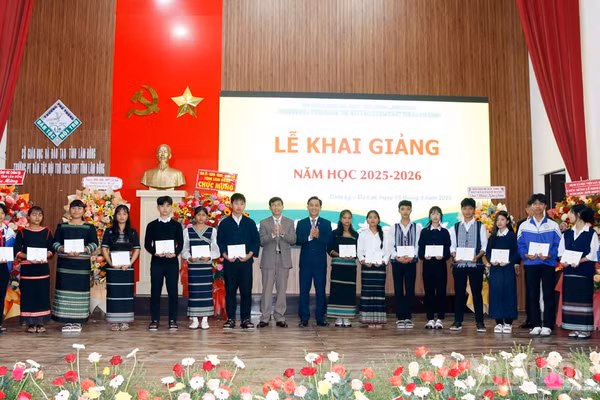 Lãnh đạo ngành giáo dục tỉnh và phường Cam Ly-Đà Lạt trao học bổng của tỉnh Lâm Đồng tặng học sinh vượt khó Trường phổ thông dân tộc nội trú trung học cơ sở-trung học phổ thông tỉnh.