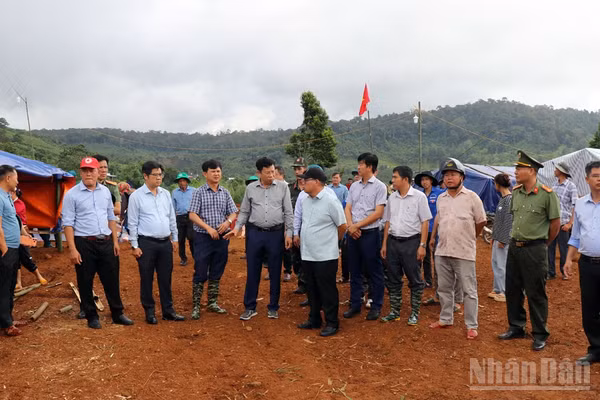 Đoàn công tác tỉnh Lâm Đồng kiểm tra tình hình sạt lở, sụt lún đất và thăm hỏi người dân vùng ảnh hưởng tại thôn Đắk Snao. (Ảnh: VĂN YÊN)