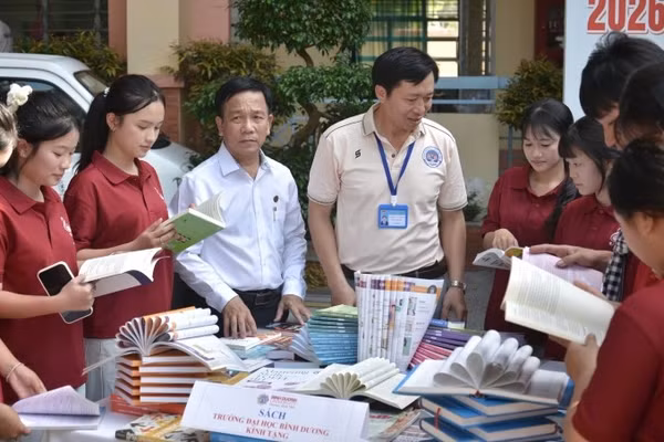 Trung tâm Hoạt động cộng đồng và Sức khỏe học đường tặng Tủ sách lớp học tại Trung tâm Giáo dục nghề nghiệp-giáo dục thường xuyên Dầu Tiếng, xã Dầu Tiếng, Thành phố Hồ Chí Minh. (Ảnh: CTV)