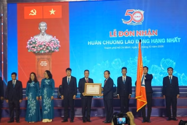 Trường đại học Sư phạm Thành phố Hồ Chí Minh vinh dự đón nhận Huân chương Lao động hạng Nhất (Ảnh: CTV)