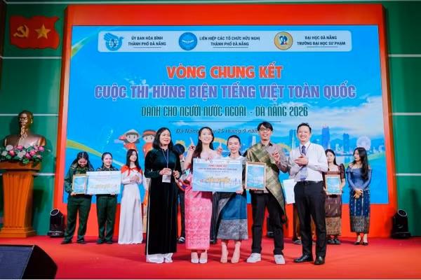 Ban tổ chức trao giải nhất cho các thành viên OPEN TEAM. (Ảnh: CTV)