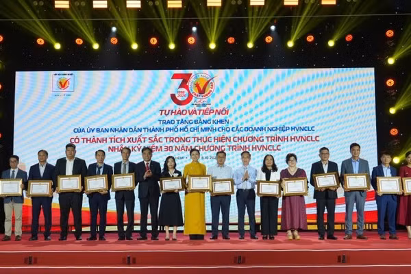 Các doanh nghiệp vinh dự nhận Bằng khen của Ủy ban nhân dân Thành phố Hồ Chí Minh. (Ảnh: CTV)