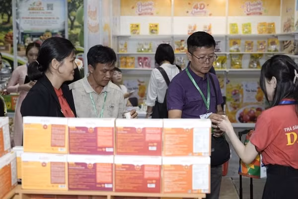 Triển lãm thu hút nhiều khách đến tham quan và mua sắm. (Ảnh: CTV)