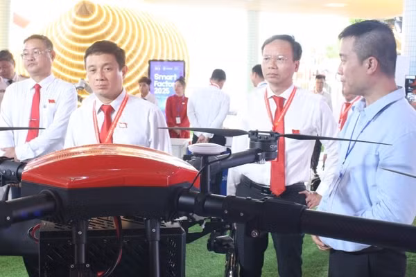 Các đại biểu tham quan các sản phẩm khoa học, công nghệ được trưng bày tại Thành phố Hồ Chí Minh. (Ảnh: CTV)