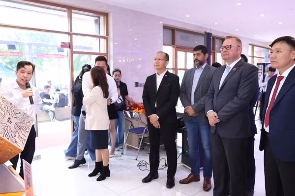 Đại biểu tham quan các sản phẩm ngành cơ khí-điện trưng bày tại showroom Trung tâm Xúc tiến Thương mại và Đầu tư Thành phố Hồ Chí Minh. (Ảnh: CTV)