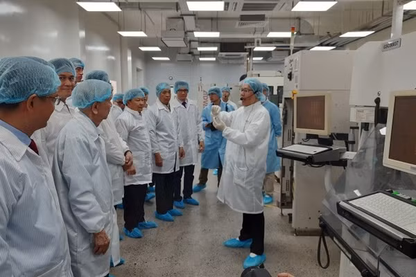 Các đại biểu tham quan SHTP ATP Lab. (Ảnh: CAO TÂN) 