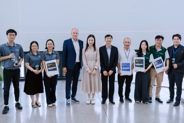 Ban tổ chức trao giải cho đội đạt giải tại cuộc thi (Ảnh: VGU)