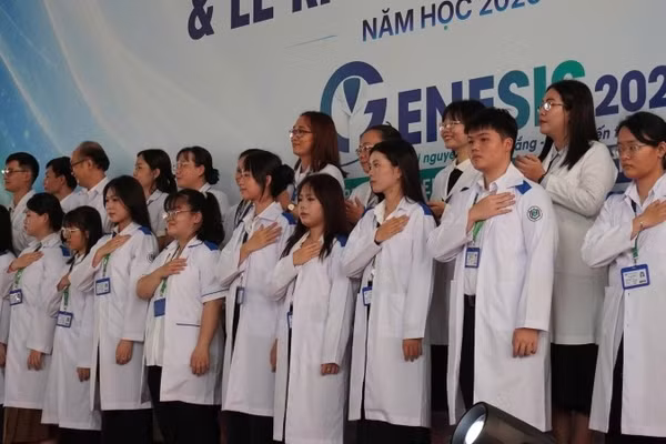 Lễ Khoác blouse trắng của Trường đại học Khoa học sức khỏe (Ảnh: CTV)