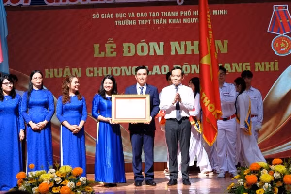 Trường trung học phổ thông Trần Khai Nguyên vinh dự đón nhận Huân chương Lao động hạng Nhì. (Ảnh: Thế Anh)