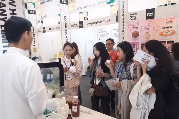 Khách tham quan các gian hàng tại HCMC K-Brand Expo 2026. (Ảnh: CAO TÂN)