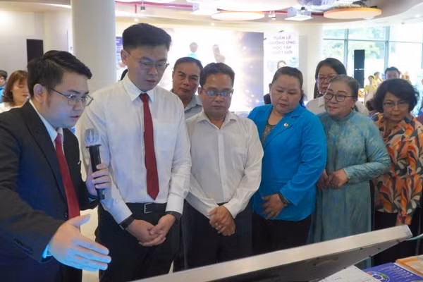 Đại biểu tham quan các giải pháp chuyển đổi số được trưng bày tại ngày hội. (Ảnh: CTV)