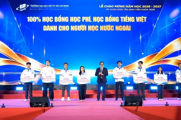 Trường đại học Mở Thành phố Hồ Chí Minh trao học bổng cho tân sinh viên. (Ảnh: CTV)