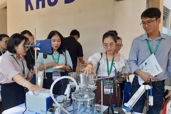 Đại biểu tham quan các công nghệ thí nghiệm được trưng bày tại hội thảo. (Ảnh: CAO TÂN) 
