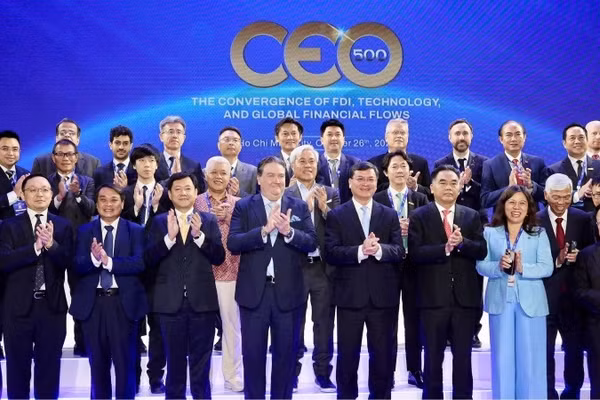 Các đại biểu chụp ảnh lưu niệm tại chương trình CEO 500. (Ảnh: BTC)